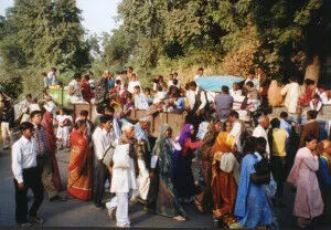 Comment passer le temps dans un lieu public ? dans Cas pratique Foule-a-Agra-300x208